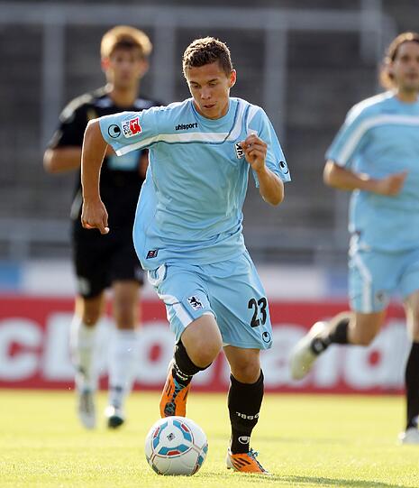 Erstmals präsentierten sich die Löwen in den neuen hellblauen Heimtrikots. Die besten Bilder vom Testspiel des TSV 1860 München in Ulm.