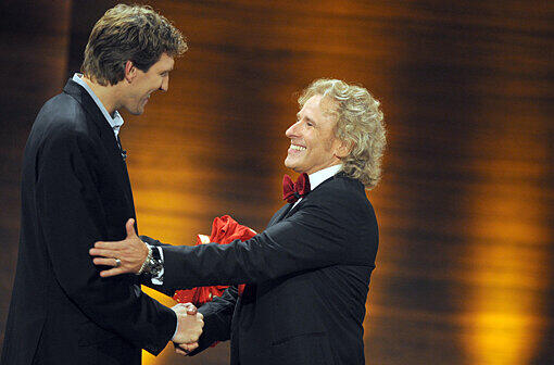 Fast auf Augenhöhe: Basketball-Star Dirk Nowitzki und Thomas Gottschalk.