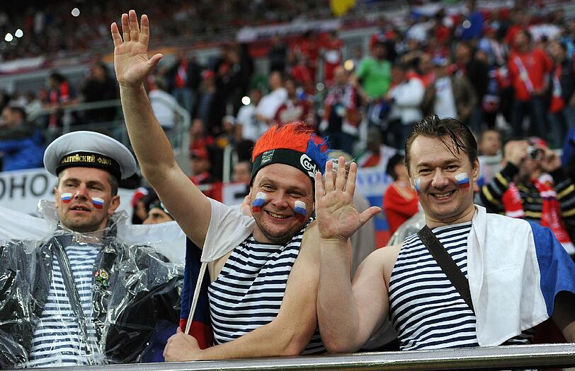 Mehr als nur Trikots: Für manche Fans gehts nur mit Verkleidung und Schminke ins Stadion! Hier gibts die Bilder.