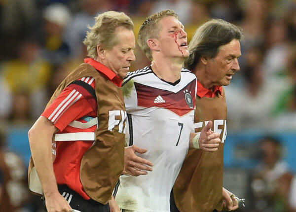 Natürlich packt der Arzt auch in der Nationalelf an. Beispielsweise beim WM-Finale von Rio, als Bastian Schweinsteiger mit einer Platzwunde behandelt werden musste.