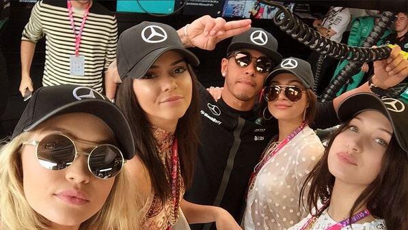 Gigi Hadid und Kendall Jenner haben Lewis Hamilton zusammen mit Bella Hadid und Hailey Baldwin beim Großen Preis von Monaco unterstützt Gigi Hadid und Kendall Jenner haben Lewis Hamilton zusammen mit Bella Hadid und Hailey Baldwin beim Großen Preis von Monaco unterstützt