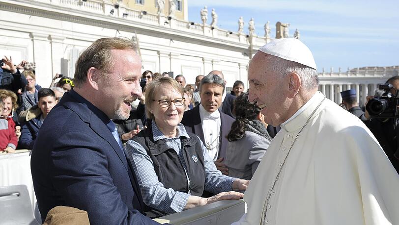Die Löwen beim Pontifex: Papst Franziskus empfängt die 1860-Delegation um die Fanbeauftragte Jutta Schnell und die beiden Schauspieler und bekennenden Löwen Monika Baumgartner und  Alexander Held - hier begrüßt das Kirchenoberhaupt den Schauspieler Held.