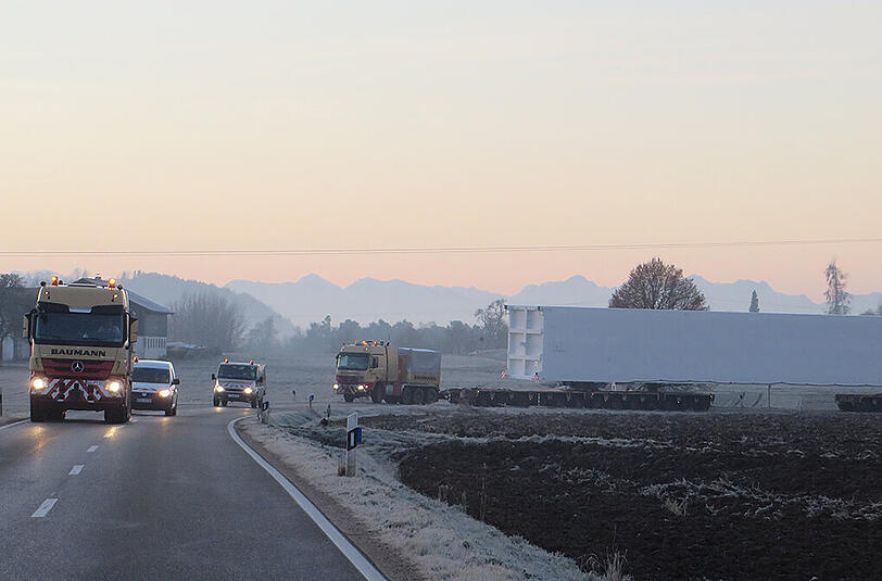 Der lange Transport (28 Achsen, 204 Räder) auf dem Weg nach Marktl.