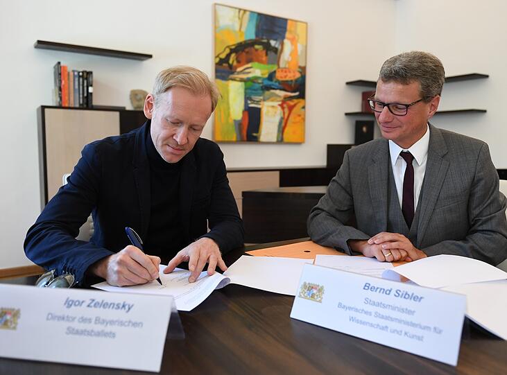 Igor Zelensky und Bernd Sibler (rechts) bei der Vertragsunterzeichnung.