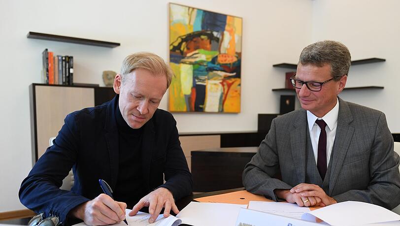 Igor Zelensky und Bernd Sibler (rechts) bei der Vertragsunterzeichnung. Igor Zelensky und Bernd Sibler (rechts) bei der Vertragsunterzeichnung.