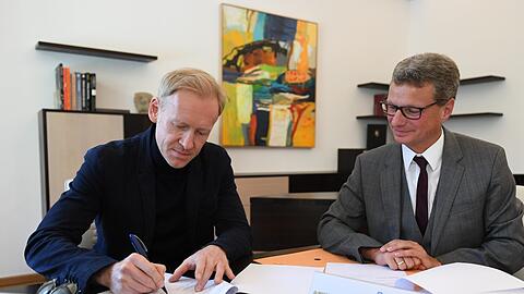 Igor Zelensky und Bernd Sibler (rechts) bei der Vertragsunterzeichnung.