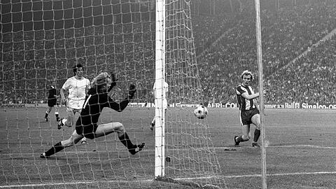 Trifft im Meisterfinale gegen Schalke 1972 beim 5:1 für den FC Bayern: Uli Hoeneß (r.).