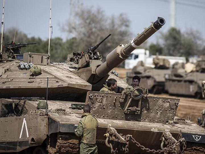 Israelische Soldaten bringen sich mit Panzern in der Nähe des Gazastreifens in Stellung.