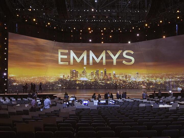 Die Skyline von Los Angeles leuchtet im Hintergrund auf der Bühne für die 71. Primetime Emmy Awards im Microsoft Theater.
