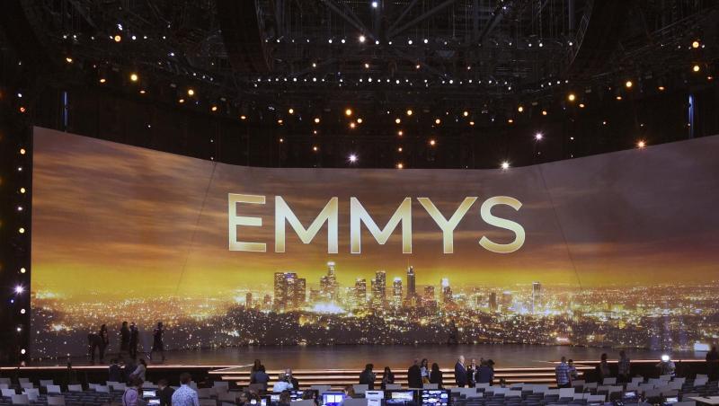 Die Skyline von Los Angeles leuchtet im Hintergrund auf der Bühne für die 71. Primetime Emmy Awards im Microsoft Theater. Die Skyline von Los Angeles leuchtet im Hintergrund auf der Bühne für die 71. Primetime Emmy Awards im Microsoft Theater.