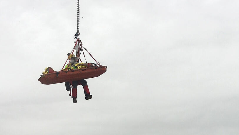 Die Höhenretter der Feuerwehr befreiten den Mann aus der Grube.