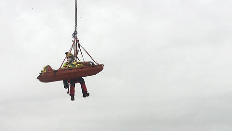 Die Höhenretter der Feuerwehr befreiten den Mann aus der Grube.