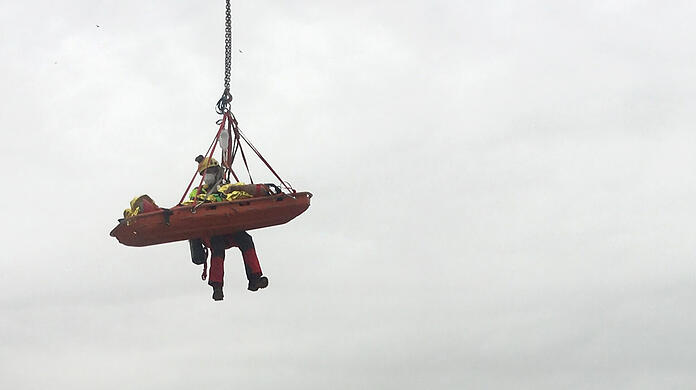 Die Höhenretter der Feuerwehr befreiten den Mann aus der Grube.