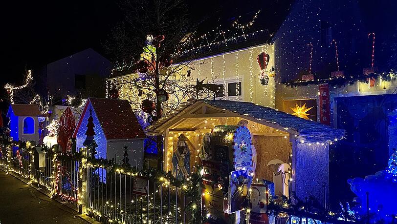 Das Weihnachtshaus erstrahlt so hell wie noch nie.