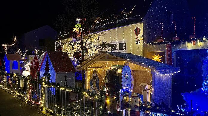 Das Weihnachtshaus erstrahlt so hell wie noch nie.