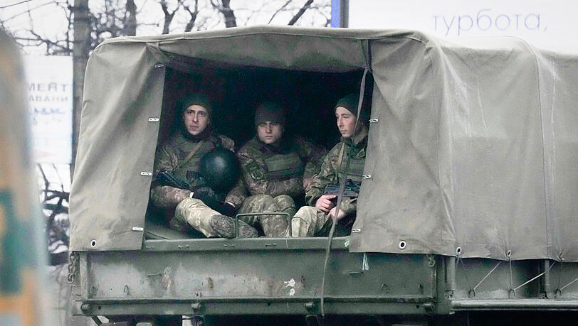 Ukrainische Soldaten fahren in einem Militärfahrzeug am 24. Februar 2022. Ukrainische Soldaten fahren in einem Militärfahrzeug am 24. Februar 2022.