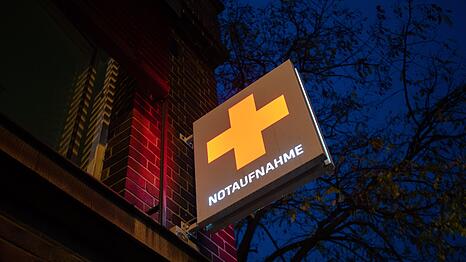Ein Schild Notaufnahme hängt an einem Krankenhaus.