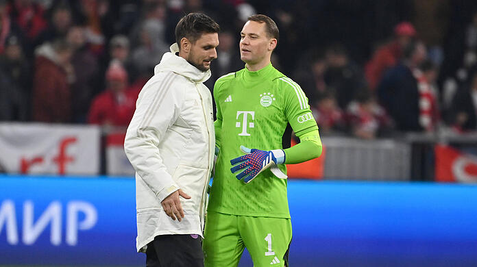 Bayerns starkes Torwartduo, das bis 2025 verlängert hat: Manuel Neuer (r.) und Sven Ulreich. (Archivbild)