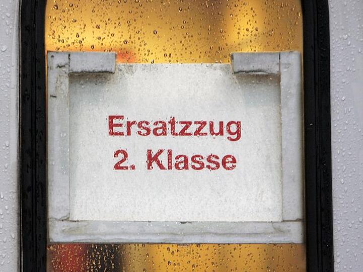 Weniger Komfort, länger warten: Auch heute brauchen Bahnreisende Geduld.