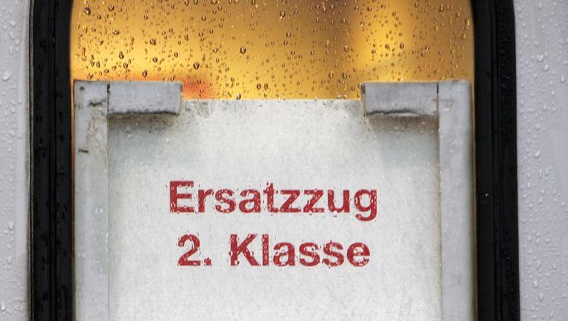Weniger Komfort, länger warten: Auch heute brauchen Bahnreisende Geduld. Weniger Komfort, länger warten: Auch heute brauchen Bahnreisende Geduld.