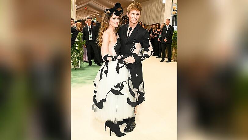 Hingucker in Schwarz und Weiß: Eddie Redmayne und Hannah Bagshawe legten bei der Met Gala 2024 einen modischen Auftritt hin.