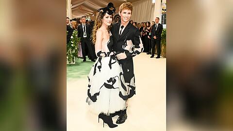 Hingucker in Schwarz und Weiß: Eddie Redmayne und Hannah Bagshawe legten bei der Met Gala 2024 einen modischen Auftritt hin.
