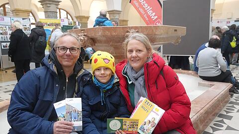 Mutter Susanne Heitmann (52) und Vater Joachim Bohatsch (55) besuchen mit ihrem zehnjährigen Sohn Paul die FreiwilligenMesse im Alten und Neuen Rathaus. Sie sind sich sicher: Ohne ehrenamtliches Engagement funktioniert die Gesellschaft nicht.