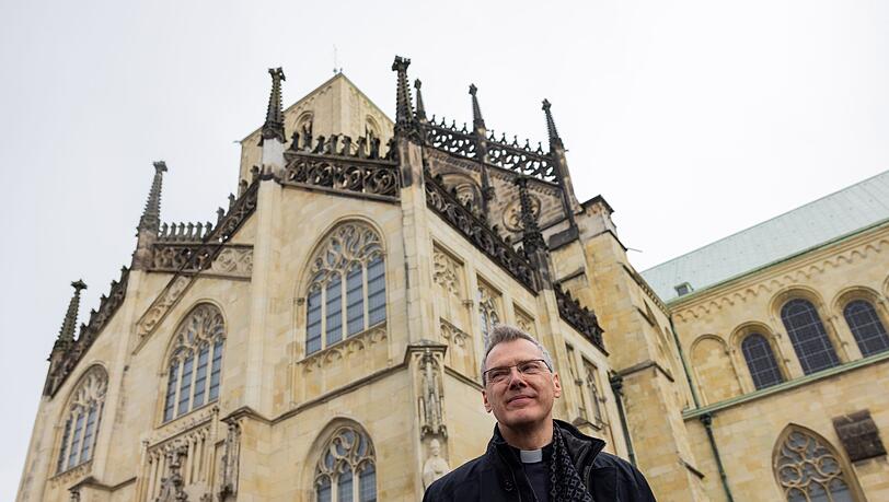 Heiner Wilmer wird ab Sommer neuer Bischof in M&uuml;nster. Am Donnerstag wurde er im Dom vorgestellt.
