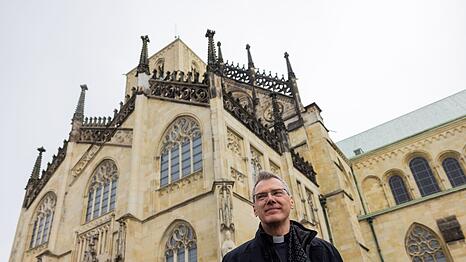 Heiner Wilmer wird ab Sommer neuer Bischof in M&uuml;nster. Am Donnerstag wurde er im Dom vorgestellt.