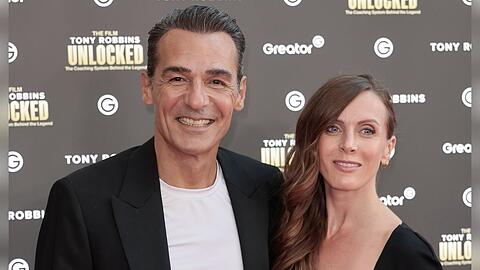 Schauspieler Erol Sander und Maskenbildnerin Rebecca Oehlmann lernten sich 2022 am Set von "Alles was z&auml;hlt" kennen.