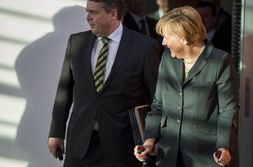 Vizekanzler Sigmar Gabriel fungiert als Zuträger und folgt seiner verletzten Chefin.