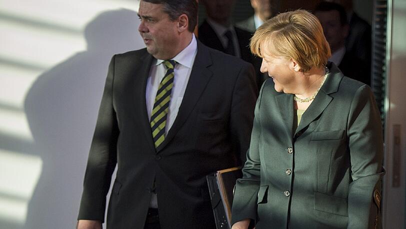 Vizekanzler Sigmar Gabriel fungiert als Zuträger und folgt seiner verletzten Chefin. Vizekanzler Sigmar Gabriel fungiert als Zuträger und folgt seiner verletzten Chefin.