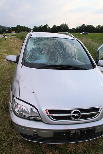 Tödlicher Unfall im Landkreis Mühldorf. Ein Pkw kollidiert an einer Kreuzung mit einem Radfahrer. Der Radfahrer verstarb noch am Unfallort.