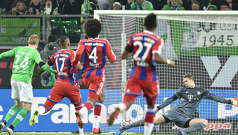 VfL Wolfsburg - FC Bayern am 30. Januar 2015 in der Volkswagen-Arena: Kevin De Bruyne (links) erzielt das Tor zum 3:0 gegen den FC Bayern und Keeper Manuel Neuer. VfL Wolfsburg - FC Bayern am 30. Januar 2015 in der Volkswagen-Arena: Kevin De Bruyne (links) erzielt das Tor zum 3:0 gegen den FC Bayern und Keeper Manuel Neuer.