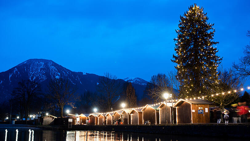 Der Christkindlmarkt in Rottach-Egern am Tegernsee: An etlichen Christkindlmärkten in Südbayern werden die Sicherheitsmaßnahmen erhöht.
