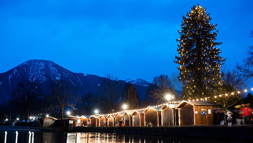 Der Christkindlmarkt in Rottach-Egern am Tegernsee: An etlichen Christkindlmärkten in Südbayern werden die Sicherheitsmaßnahmen erhöht. Der Christkindlmarkt in Rottach-Egern am Tegernsee: An etlichen Christkindlmärkten in Südbayern werden die Sicherheitsmaßnahmen erhöht.