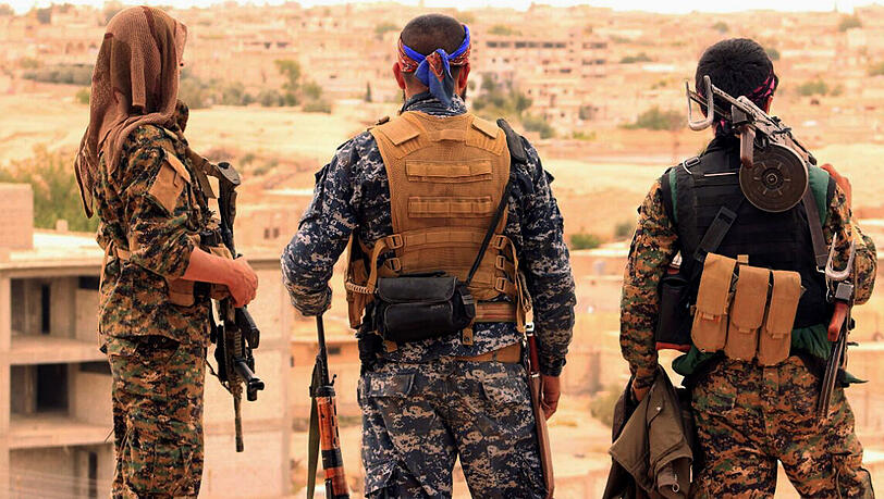 Drei Kämpfer der Syrischen Demokratischen Kräfte (SDF) in Tabqa.
