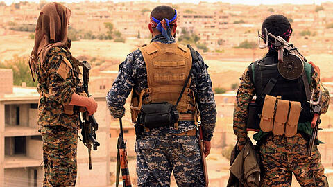 Drei Kämpfer der Syrischen Demokratischen Kräfte (SDF) in Tabqa.