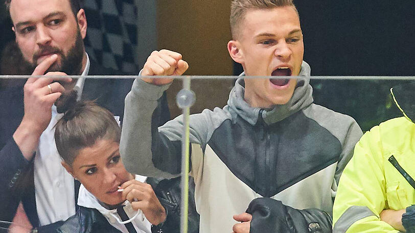 Joshua Kimmich geht emotional voll mit beim Eishockey-Duell zwischen München und Berlin.