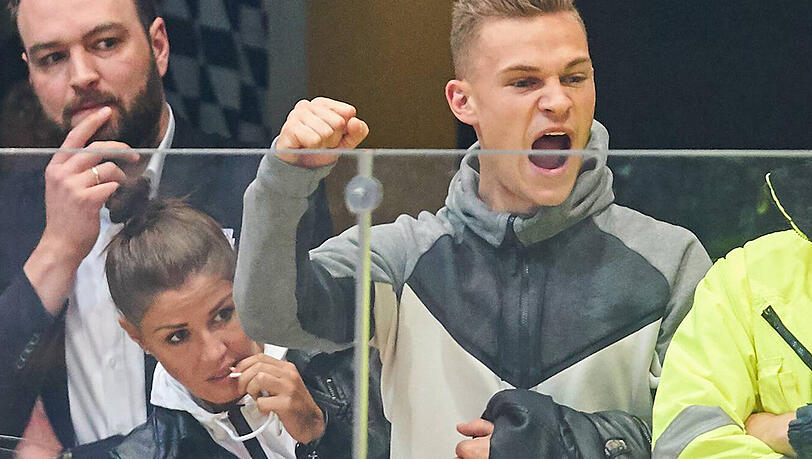 Joshua Kimmich geht emotional voll mit beim Eishockey-Duell zwischen München und Berlin. Joshua Kimmich geht emotional voll mit beim Eishockey-Duell zwischen München und Berlin.