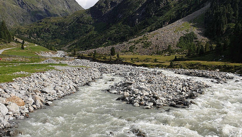 80 Prozent des Wassers des Fischbachs in den Stubaier Alpen sollen für das Kraftwerk abgeleitet werden. 80 Prozent des Wassers des Fischbachs in den Stubaier Alpen sollen für das Kraftwerk abgeleitet werden.