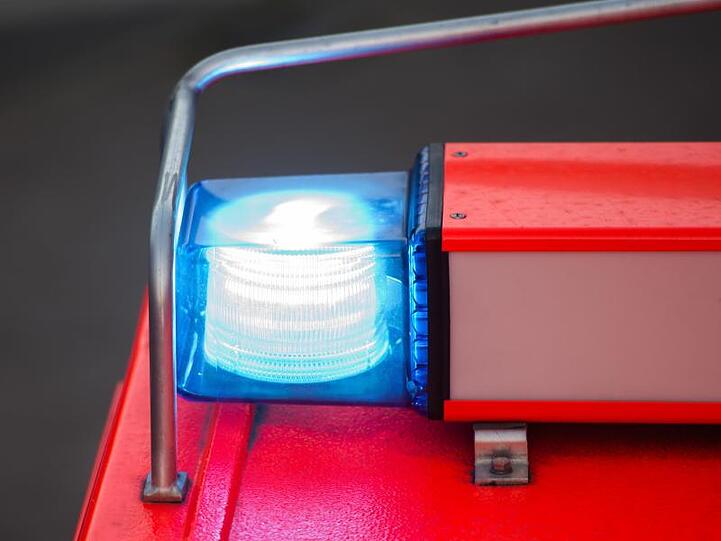Ein Löschfahrzeug steht mit eingeschaltetem Blaulicht an der Feuerwache. Foto: picture alliance / dpa/Symbolbild