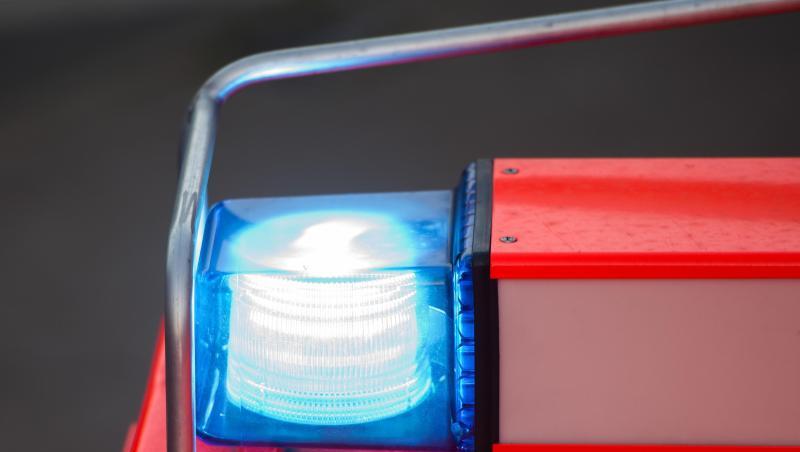 Ein Löschfahrzeug steht mit eingeschaltetem Blaulicht an der Feuerwache. Foto: picture alliance / dpa/Symbolbild Ein Löschfahrzeug steht mit eingeschaltetem Blaulicht an der Feuerwache. Foto: picture alliance / dpa/Symbolbild