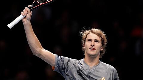 Alexander Zverev feiert seinen Sieg.