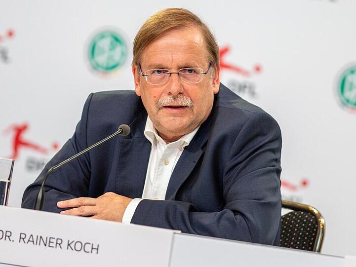 DFB-Vizepräsident Rainer Koch spricht bei einer Pressekonferenz. Foto: Andreas Gora/dpa/Archivbild