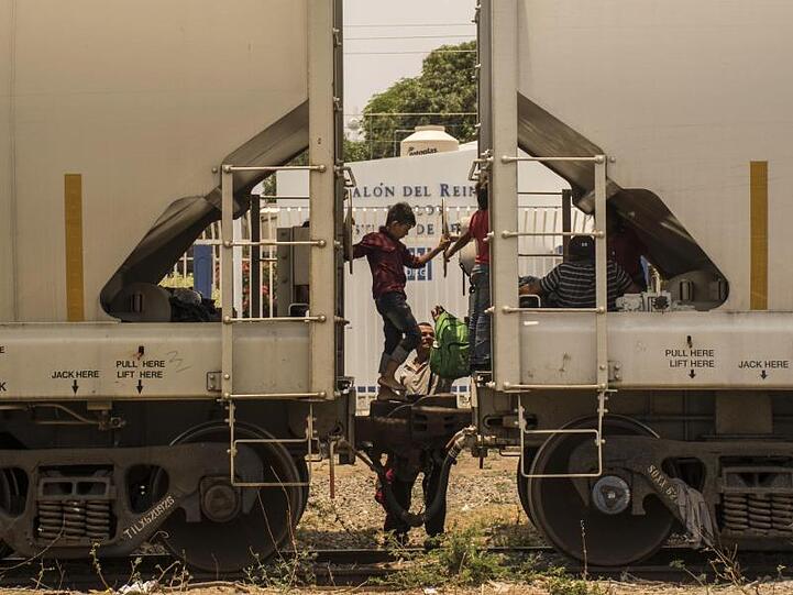 Warten auf die Weiterfahrt: Migranten aus Mittelamerika, die auf dem Weg in Richtung USA sind, im Bahnhof von Ciudad Ixtepec (Mexiko).