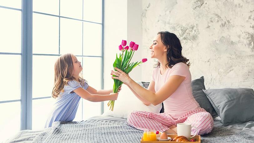 Viele Kinder schenken ihren Müttern einen Blumenstrauß zum Muttertag.