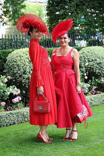 Elegant in Rot – darauf setzten diese zwei Frauen.