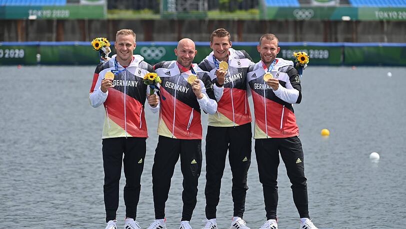 Max Rendschmidt, Ronald Rauhe, Tom Liebscher und Max Lemke nach ihrem Olympia-Triumph 2021 in Tokio im Kajak-Vierer über 500 Meter.