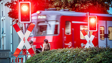 Am Bahnhof Ottobrunn hat ein Mann im Sommer mit einem Messer mehrere Frauen und Mädchen bedroht und sexuell belästigt. Er sitzt in U-Haft. (Symbolbild)
